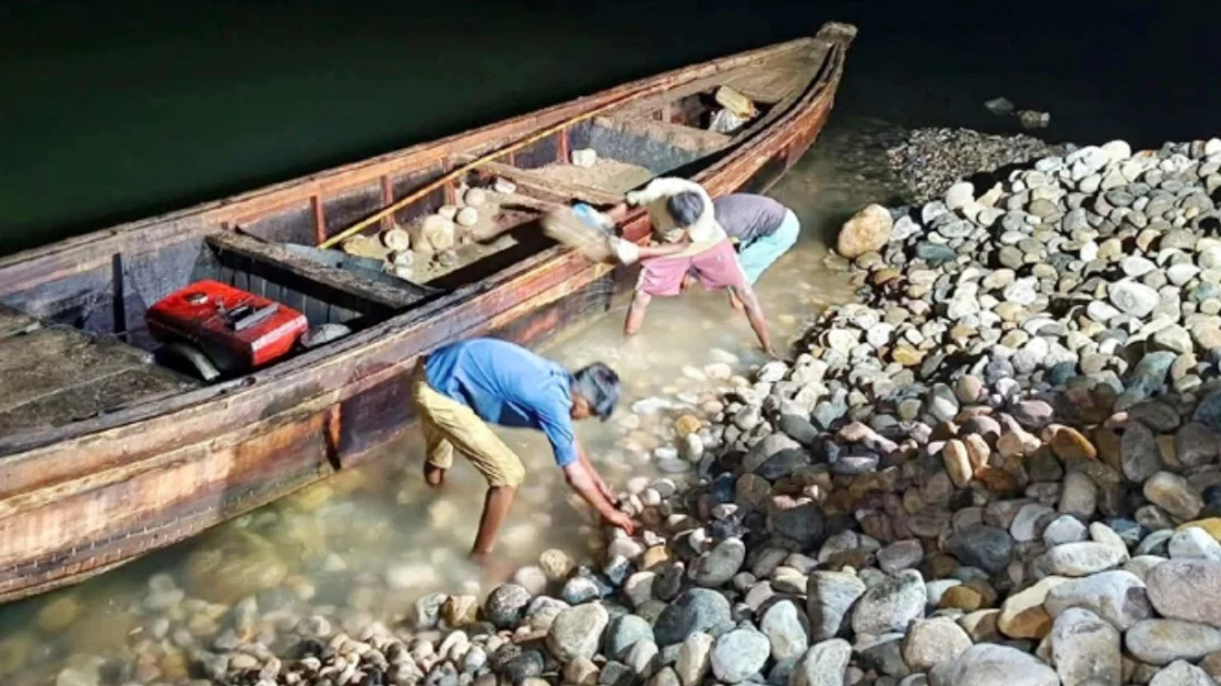 সিলেটে যৌথবাহিনীর অভিযানে উদ্ধার আরও ১৩ হাজার ঘনফুট পাথর, আটক ২